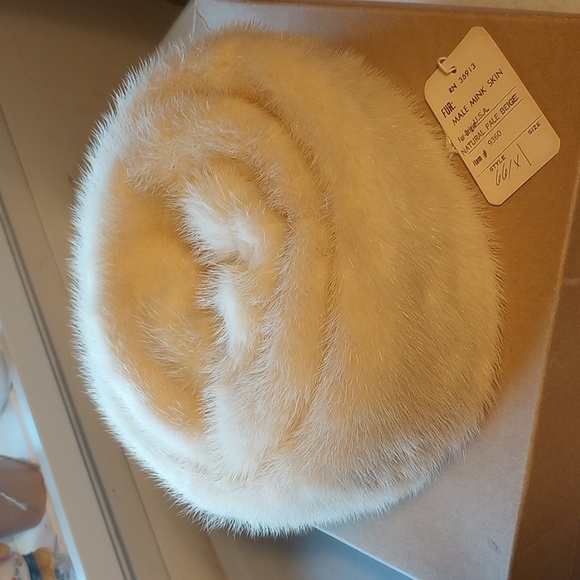Accessories - Cream Mink Fur Pillbox Hat in Original Box w/ Tag!